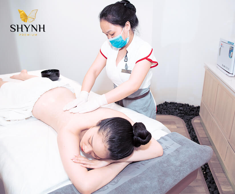 Massage nhẹ nhàng kết hợp bôi dưỡng chất collagen
