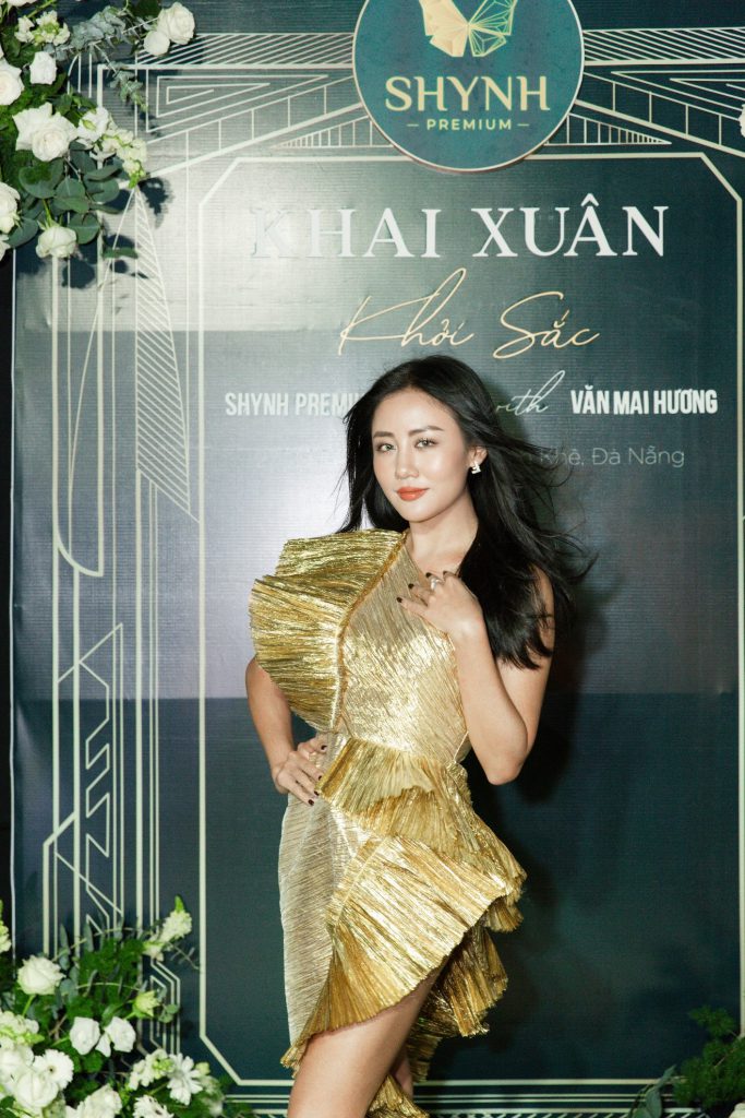 Văn Mai Hương diện chiếc váy vàng gold khéo tôn sắc vóc của cô trong đêm tiệc