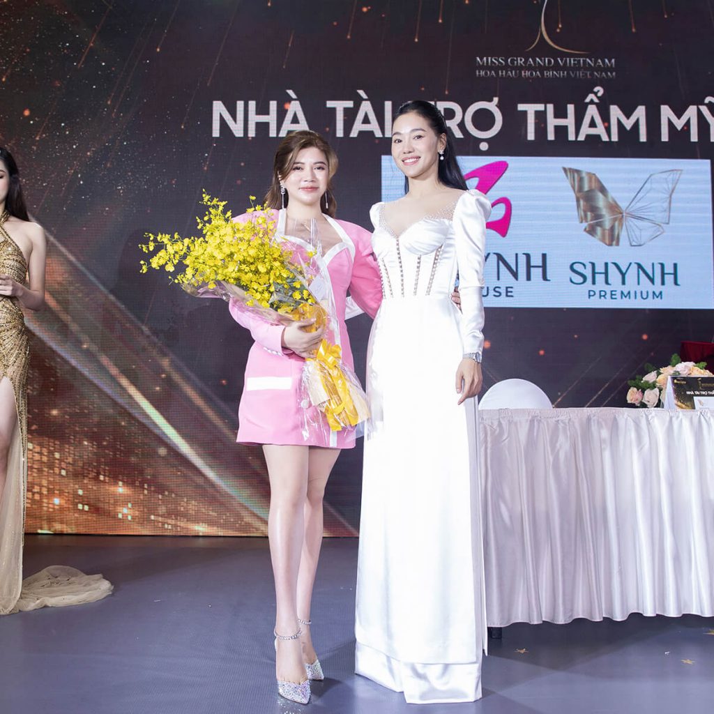 Chủ tịch tập đoàn Shynh Group bà Lê Thị Xuân nhận hoa cảm ơn Bà Phạm Kim Dung - CEO công ty Sen Vàng, đại diện BTC cuộc thi