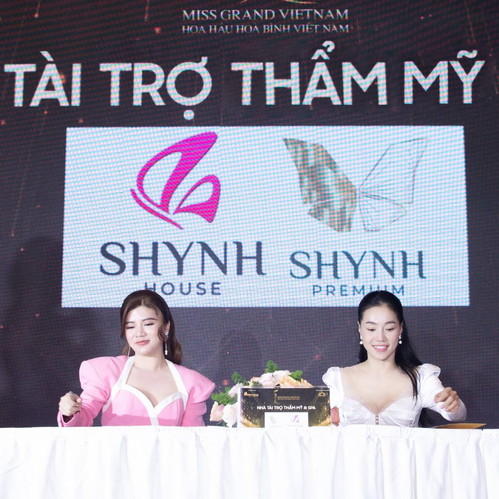 Chủ tịch tập đoàn Shynh Group bà Lê Thị Xuân ký kết tài trợ. Shynh Premium chính thức đồng hành cùng thí sinh trong cuộc thi Miss Grand Vietnam 2022 