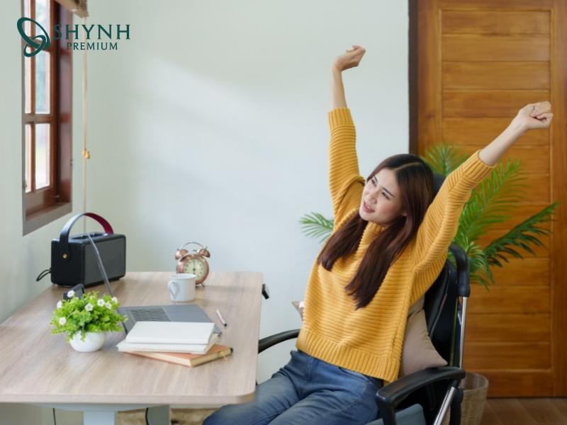 Hạn chế ngồi lâu, nên đứng dậy vận động để đốt calo và tăng tuần hoàn máu