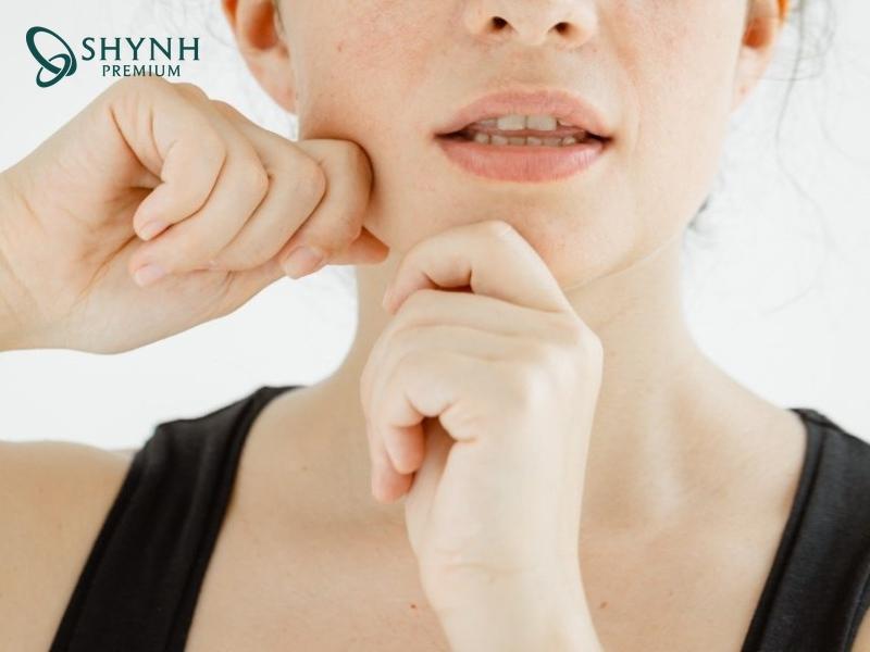 Nguyên nhân béo mặt do nhiều lý do, trong đó có lão hoá da