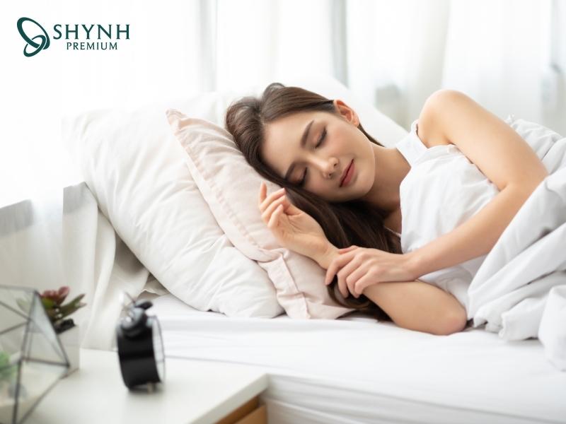 Ngủ đúng tư thế và ngủ đủ giấc để không bị béo mặt