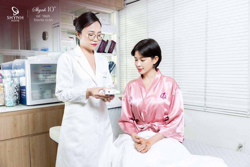 Khách hàng được bác sĩ tư vấn kỹ càng trước khi thực hiện liệu trình