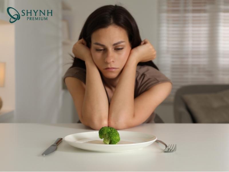 Mẹ không nên nhịn ăn quá mức sẽ ảnh hưởng đến sức khỏe cả mẹ và bé