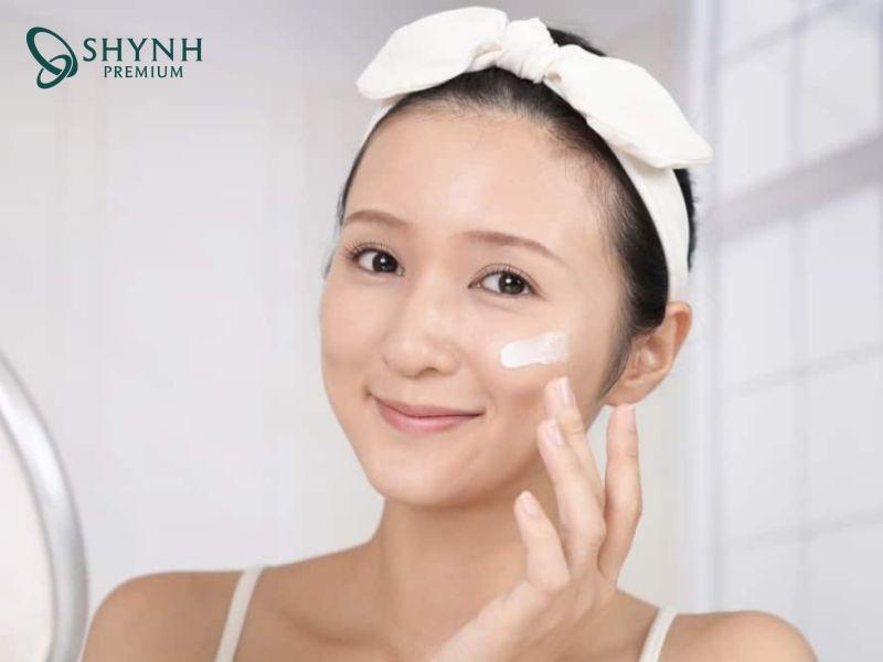 Sau khi nâng cơ mí mắt, cần dưỡng ẩm và chống nắng kỹ để duy trì hiệu quả