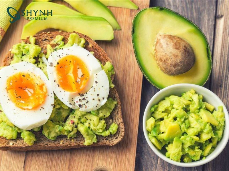Bánh mì ăn kèm trứng luộc và bơ là một bữa sáng giảm cân hoàn hảo