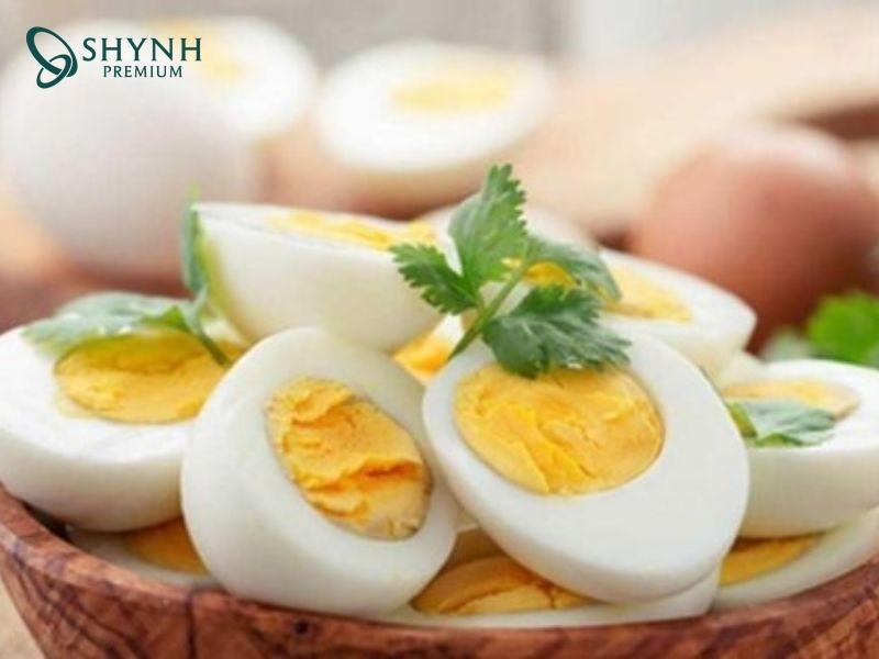 Thực đơn giảm cân gồm trứng luộc ăn kèm rau xanh