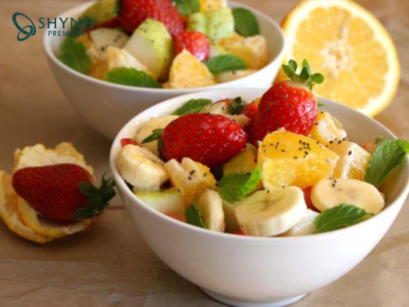 Salad trái cây với hạt chia và hạt điều giúp giảm cân hiệu quả