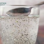 Ngâm hạt chia trong cốc hoặc bình chứa từ 10-15'
