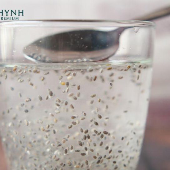 Ngâm hạt chia trong cốc hoặc bình chứa từ 10-15'