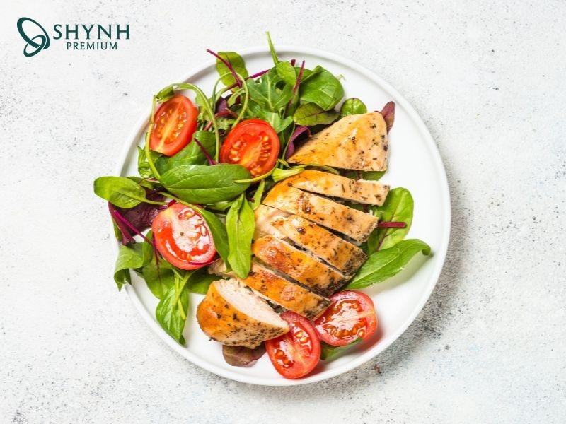 Salad ức gà áp chảo và rau củ là công thức detox giảm cân 7 ngày ngon và hiệu quả