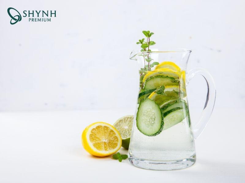 Nước detox chanh + dưa leo + lá bạc hà rất tốt cho cơ thể mẹ sau sinh