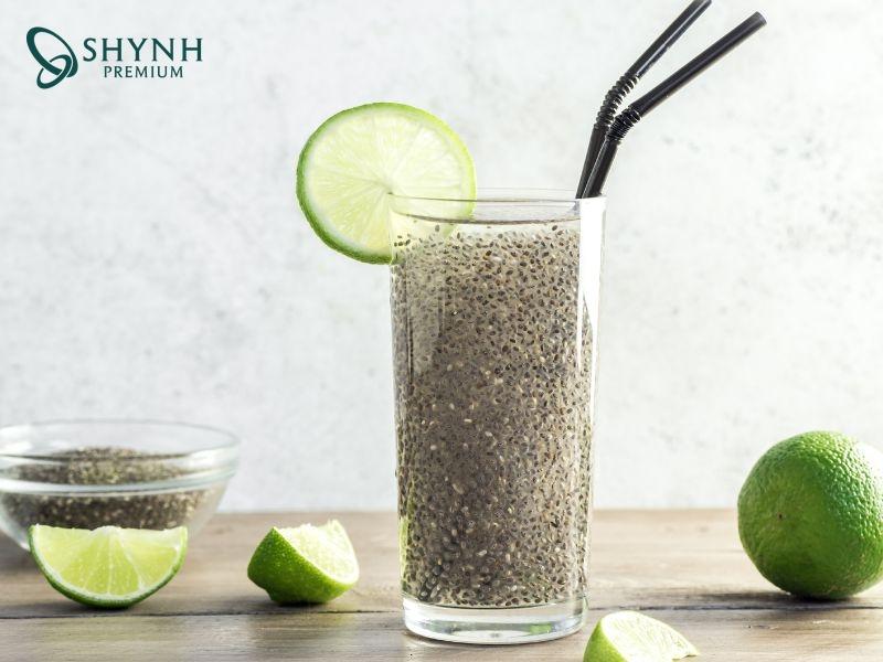 Nước detox chanh ấm + hạt chia giúp giảm cảm giác no, thải độc