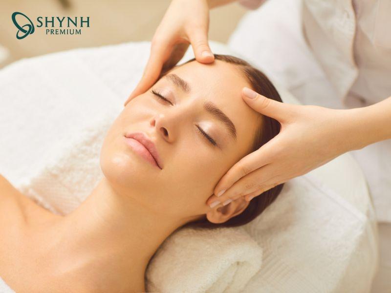 Massage bằng tay giúp thư giãn cơ mặt, cải thiện tuần hoàn máu