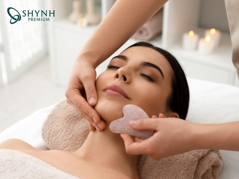 Massage nâng cơ mặt bằng đá Gua Sha nâng cơ vùng quai hàm rõ rệt