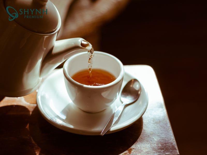 Trà đen có chứa polyphenol giúp giảm hấp thu chất béo