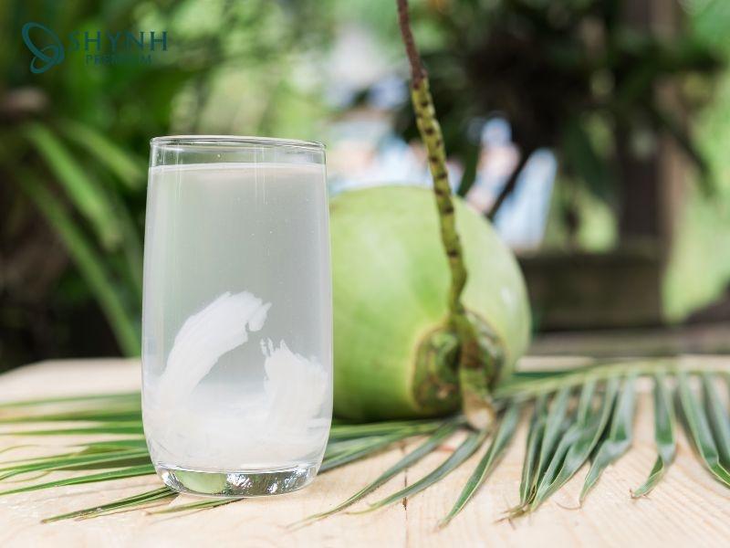 Nước dừa chứa ít calo và giàu điện giải, giúp bù nước và hỗ trợ sự trao đổi chất trong cơ thể