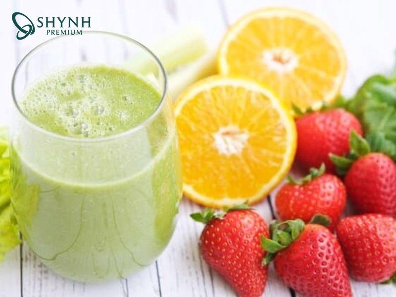 Detox ngày 4 với sinh tố rau củ như cần tây, dứa, táo xanh