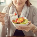 Trong giai đoạn sau sinh, mẹ cần chú trọng đến dinh dưỡng trong khẩu phần ăn