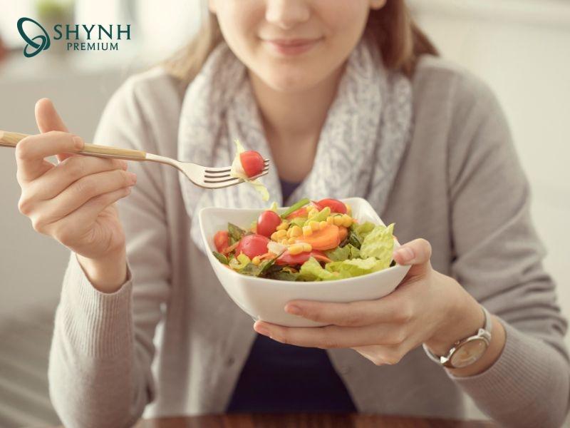 Trong giai đoạn sau sinh, mẹ cần chú trọng đến dinh dưỡng trong khẩu phần ăn