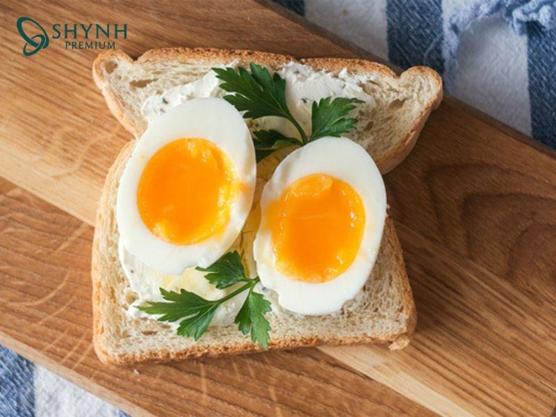Bữa sáng với bánh mì nguyên cám, trứng luộc và sữa hạt không đường giúp giảm cân