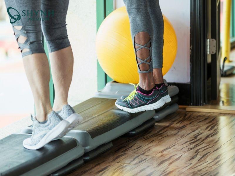 Nâng gót chân khi đứng là bài tập giảm mỡ bắp chân dễ thực hiện tại nhà