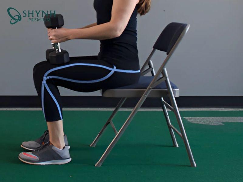 Nhón gót chân khi ngồi dễ thực hiện, ngay khi đang làm việc