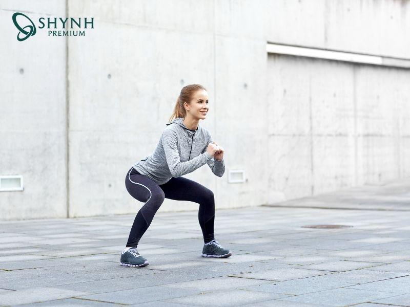 Plie Squats với nhón gót chân giúp giảm mỡ đùi trong và bắp chân