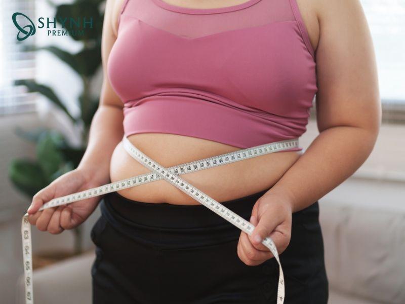 Có nhiều nguyên nhân hình thành mỡ hông và khiến nó dễ tích tụ
