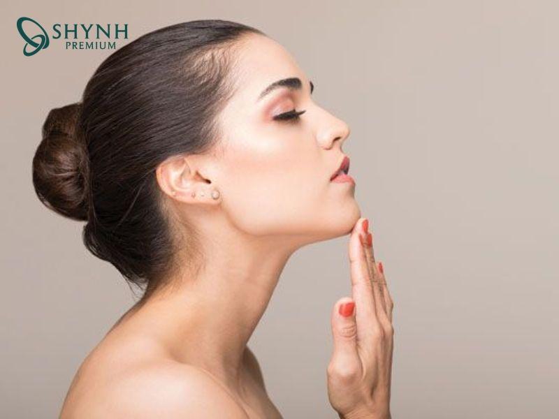 Động tác nâng cằm làm gương mặt trở nên thon gọn, sắc nét