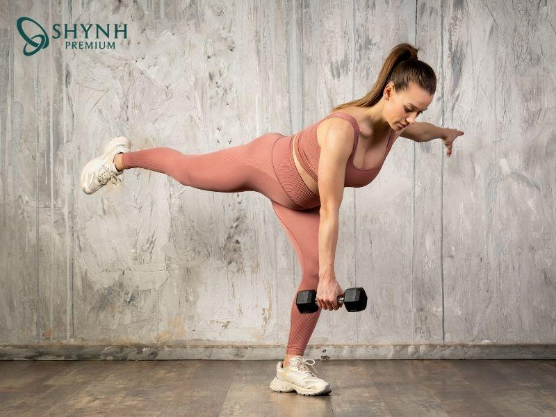 Bài tập One-leg Deadlift giúp tăng cường cơ vùng mông và đùi sau