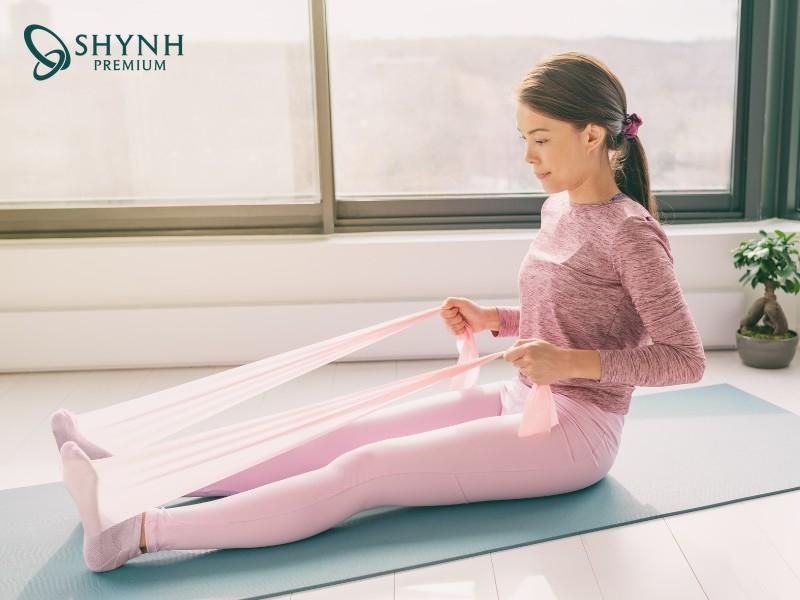 Bài tập Resistance Band Arm Row giúp thân trên nhanh săn chắc