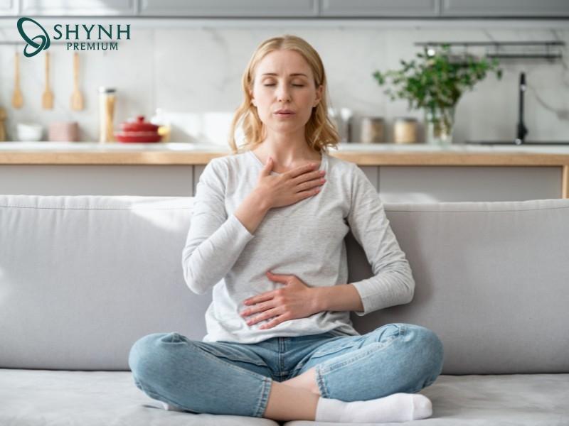 Hít thở cơ hoành là một trong các bài tập nhẹ nhàng cho mẹ sau sinh