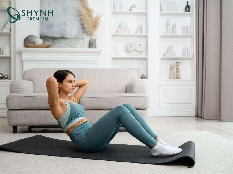 Gập bụng nhẹ là một trong những bài tập giảm mỡ bụng sau sinh hiệu quả