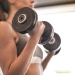 Dumbbell Overhead Press with Core Engagement tăng sức mạnh cơ vai và cơ core