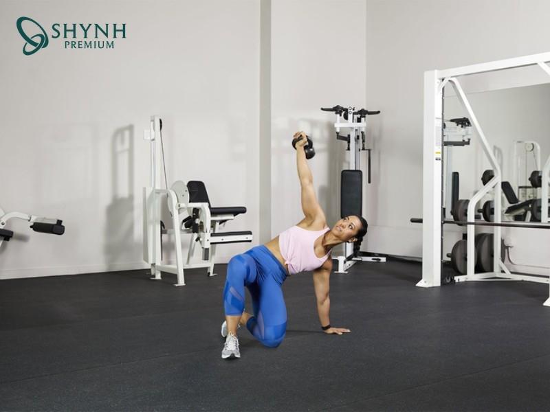 Dumbbell Turkish Get-Up là bài tập giúp tập trung vào nhóm cơ core