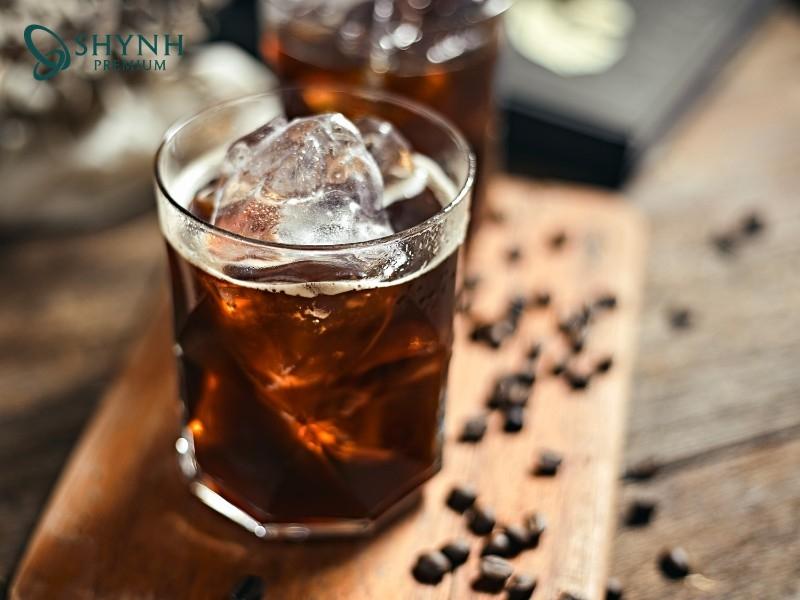 Cafe đen chứa caffeine giúp kích thích hệ thần kinh, tăng khả năng đốt cháy calo