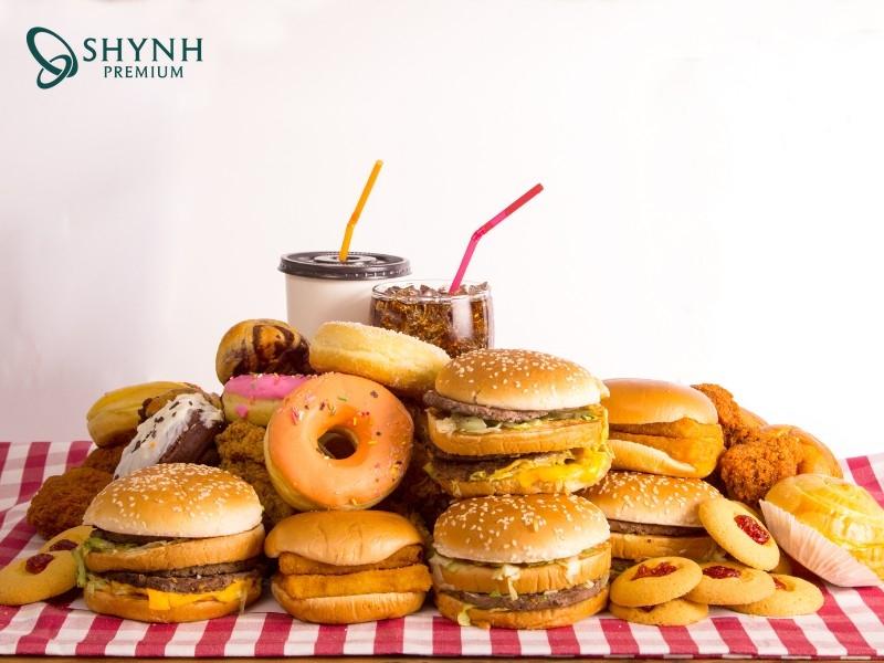 Thức ăn nhanh chứa nhiều dầu mỡ, calo rỗng và chất bảo quản làm tăng cân nhanh