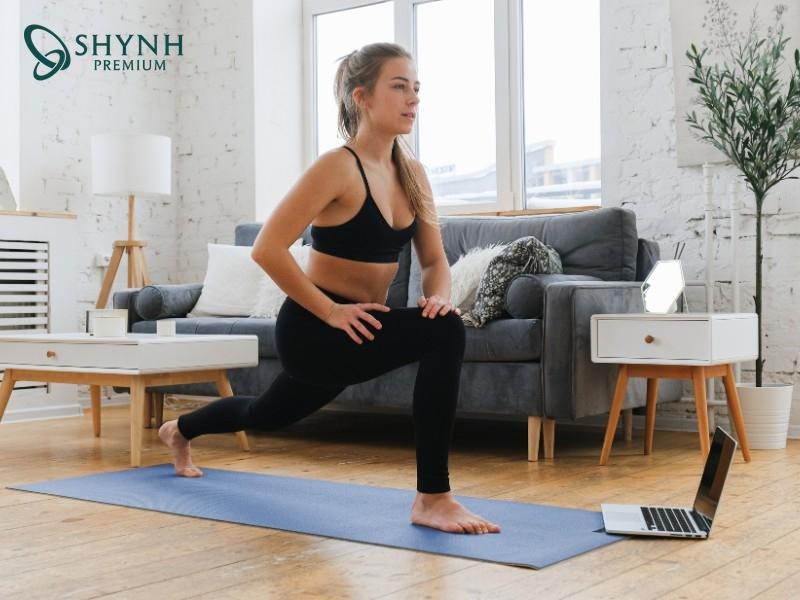 Vận động nhẹ nhàng hàng ngày như đi bộ, leo cầu thang giúp đốt cháy calo