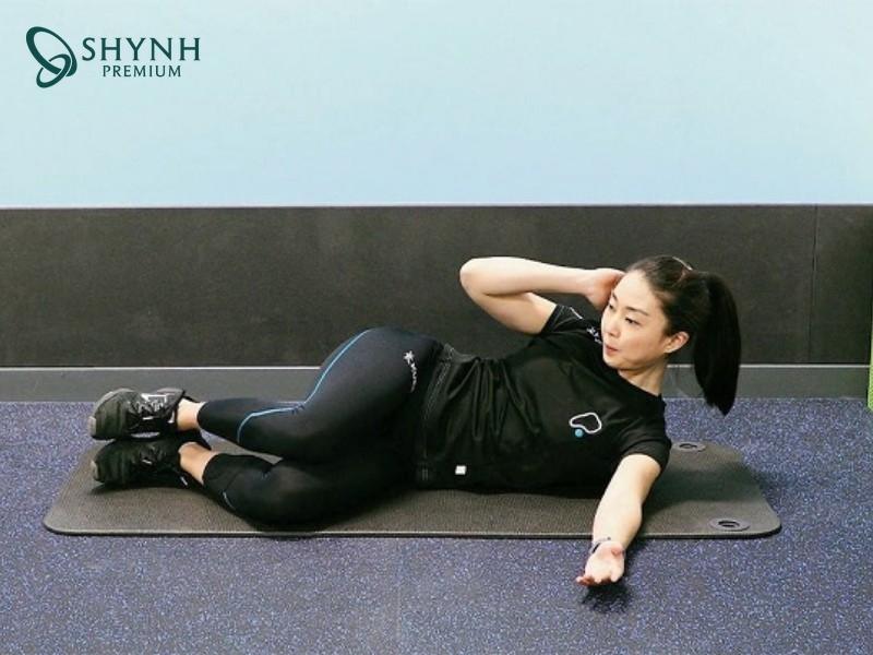 Gập bụng nghiêng là một trong các bài tập giảm mỡ bụng trong 1 tuần hiệu quả