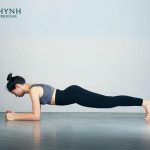 Plank cơ bản giúp siết chặt cơ bụng, cải thiện sức bền cơ lõi