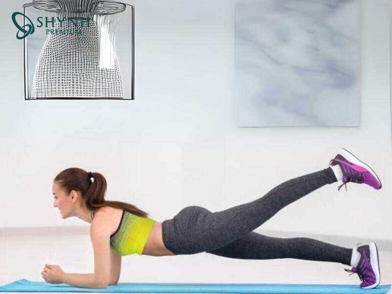 Plank nâng chân tăng cường tác động lên bụng và đùi