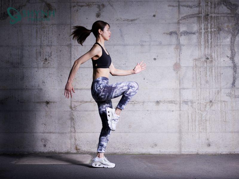 Bài tập nâng cao đầu gối giúp đốt calo cao trong thời gian ngắn