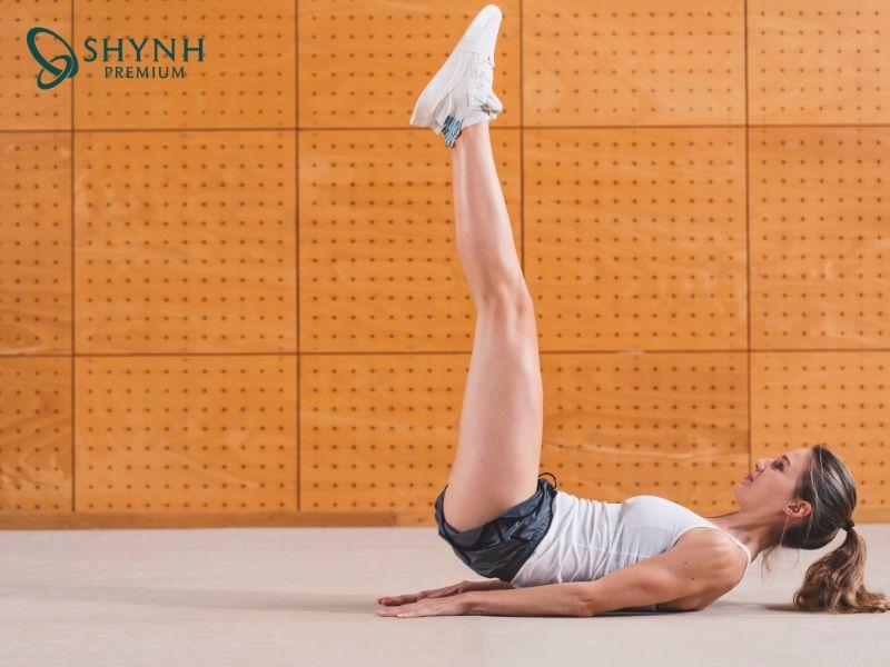 Nâng chân thẳng tác động vào cơ bụng dưới, làm săn chắc vòng 2