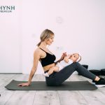 Vận động nhẹ nhàng giúp đốt cháy nặng lượng mà không ảnh hưởng đến cơ thể mới phục hồi của mẹ
