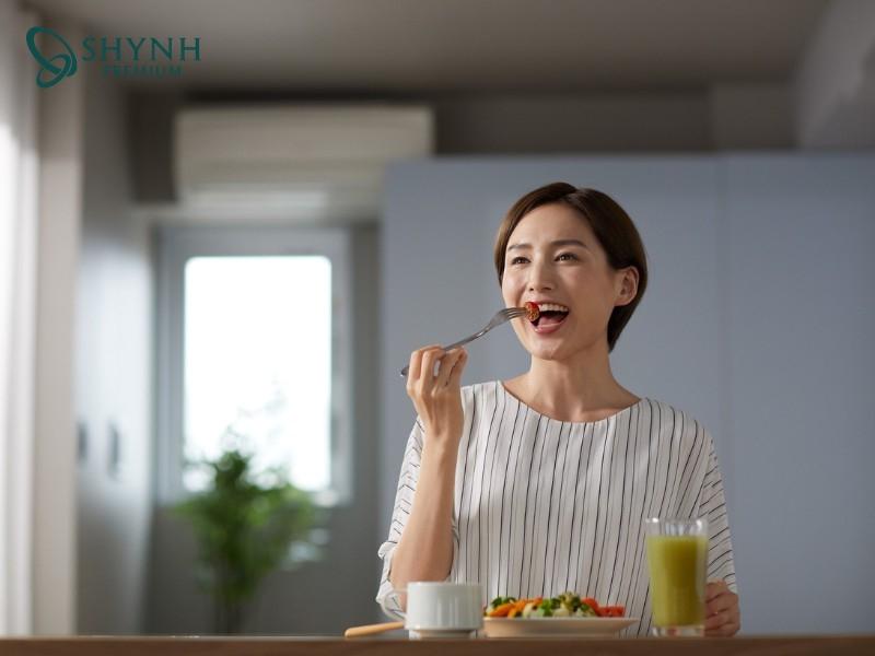 Mẹ nên duy trì chế độ ăn kiêng cân đối với thực đơn đầy đủ 4 nhóm dưỡng chất