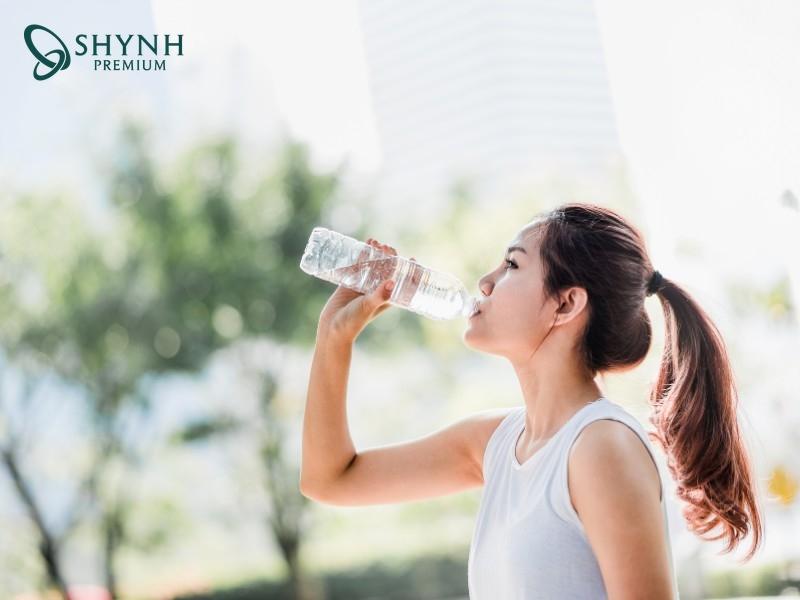 Uống đủ nước để duy trì lượng sữa, thúc đẩy trao đổi chất, đốt cháy calo