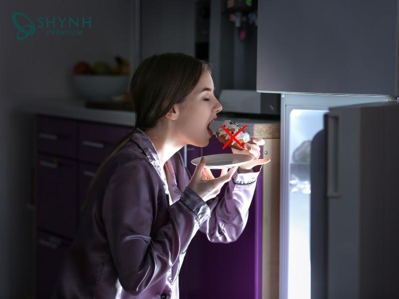 Hạn chế ăn khuya để không tích tụ mỡ thừa