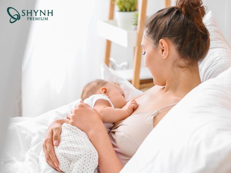 Cho con bú đều đặn giúp đốt cháy calo tự nhiên